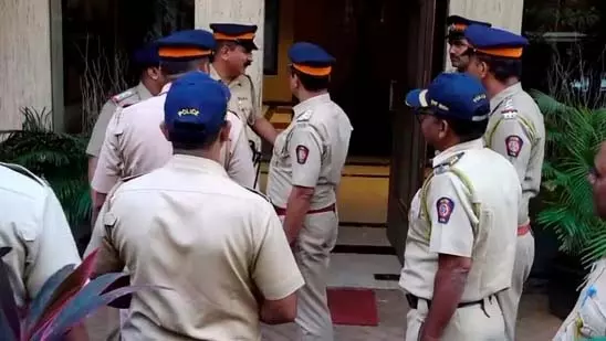 Thane : मजदूर संघ पदाधिकारी के नाम पर पैसे ऐंठने वाला आरोपी गिरफ्तार Thane : मजदूर संघ पदाधिकारी के नाम पर पैसे ऐंठने वाला आरोपी गिरफ्तार