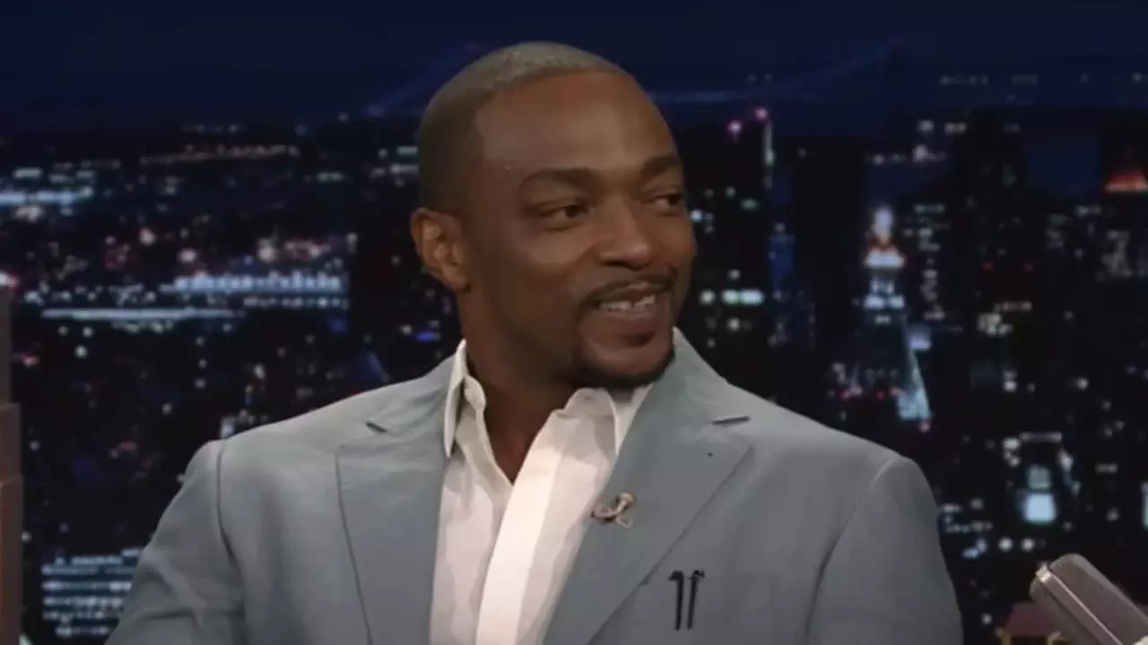 Anthony Mackie का कहना है कि उन्होंने एमी पुरस्कार के लिए गोस्लिंग और रेनर को प्रसिद्ध बनाने में मदद Anthony Mackie का कहना है कि उन्होंने एमी पुरस्कार के लिए गोस्लिंग और रेनर को प्रसिद्ध बनाने में मदद