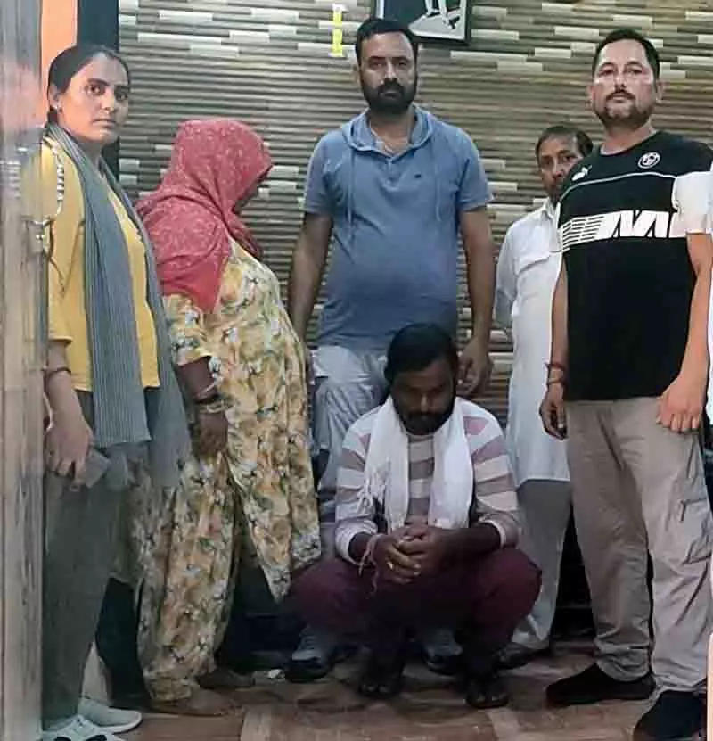 Nurpur: नशीले पदार्थों की तस्करी के आरोप में मां-बेटे समेत पांच गिरफ्तार Nurpur: नशीले पदार्थों की तस्करी के आरोप में मां-बेटे समेत पांच गिरफ्तार
