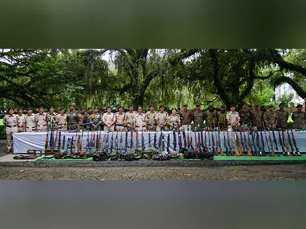 Manipur: सुरक्षा बलों ने घाटी के जिलों से हथियार और गोला-बारूद किया बरामद Manipur: सुरक्षा बलों ने घाटी के जिलों से हथियार और गोला-बारूद किया बरामद