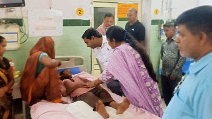 Bareilly: स्कूल में पेड़ की डाल गिरने से तीन छात्राएं जख्मी, इलाज जारी Bareilly: स्कूल में पेड़ की डाल गिरने से तीन छात्राएं जख्मी, इलाज जारी