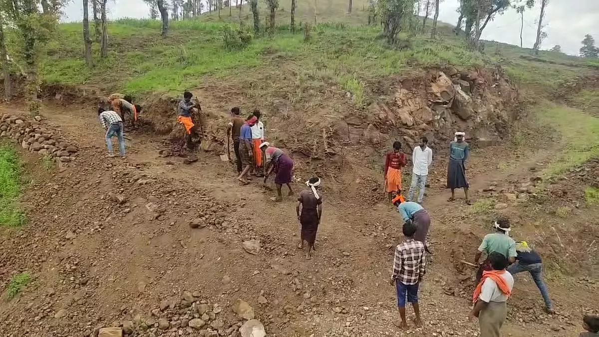 MP : स्थानीय लोगों ने एक पखवाड़े में बना दी 4.5 किलोमीटर लंबी सड़क MP : स्थानीय लोगों ने एक पखवाड़े में बना दी 4.5 किलोमीटर लंबी सड़क