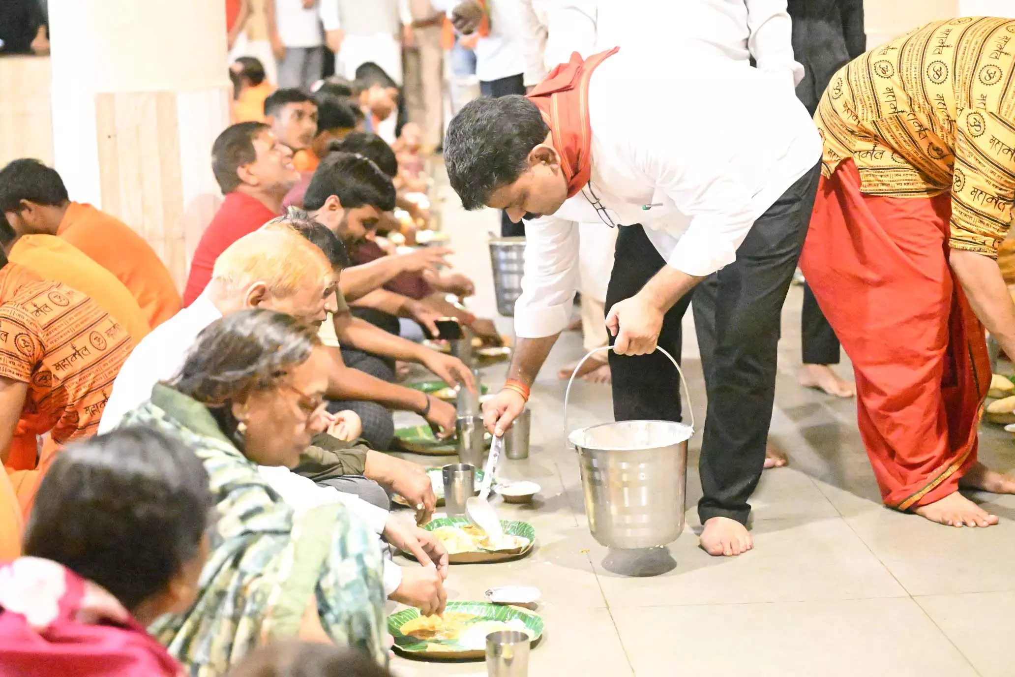 गृहमंत्री विजय शर्मा ने बोल बम कांवरियों को भंडारा कराया गृहमंत्री विजय शर्मा ने बोल बम कांवरियों को भंडारा कराया