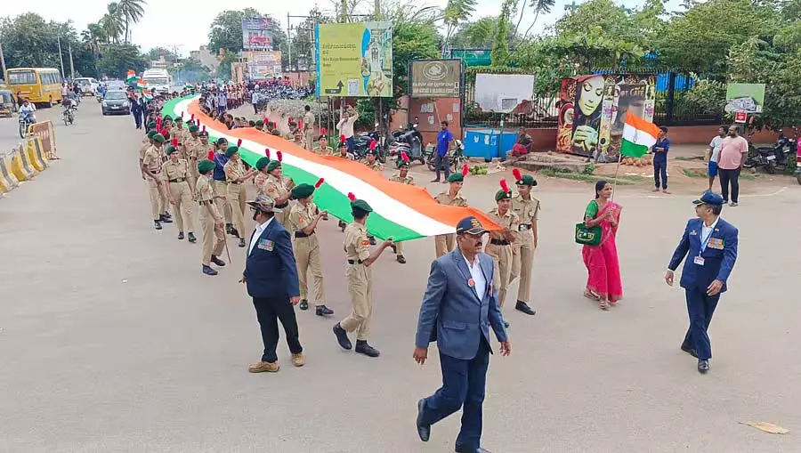 कारगिल विजय दिवस: होसपेट में विशाल तिरंगा यात्रा कारगिल विजय दिवस: होसपेट में विशाल तिरंगा यात्रा