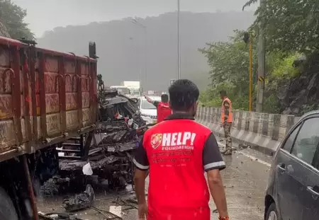 एक्सप्रेसवे में दिल दहला देने वाला हादसा, एक की मौत, 17 घायल एक्सप्रेसवे में दिल दहला देने वाला हादसा, एक की मौत, 17 घायल