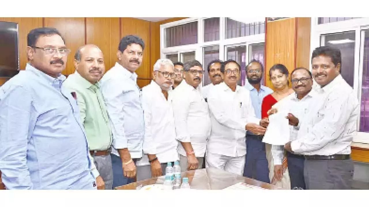 Telangana: सिंगरेनी 43 बर्खास्त प्रशिक्षुओं को फिर से नियुक्त करेंगे Telangana: सिंगरेनी 43 बर्खास्त प्रशिक्षुओं को फिर से नियुक्त करेंगे