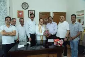 Baliya: AIOCD ने केंद्रीय मंत्री से मिलकर रखीं देशभर के केमिस्टों की समस्याएं Baliya: AIOCD ने केंद्रीय मंत्री से मिलकर रखीं देशभर के केमिस्टों की समस्याएं