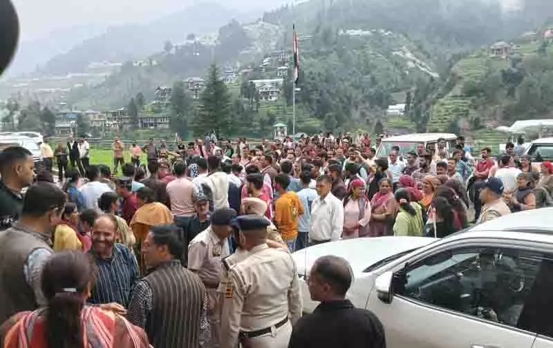 बाढ़ प्रभावित सेराज के दौरे पर Minister Negi को पूर्व की टिप्पणियों के लिए विरोध का सामना करना पड़ा बाढ़ प्रभावित सेराज के दौरे पर Minister Negi को पूर्व की टिप्पणियों के लिए विरोध का सामना करना पड़ा