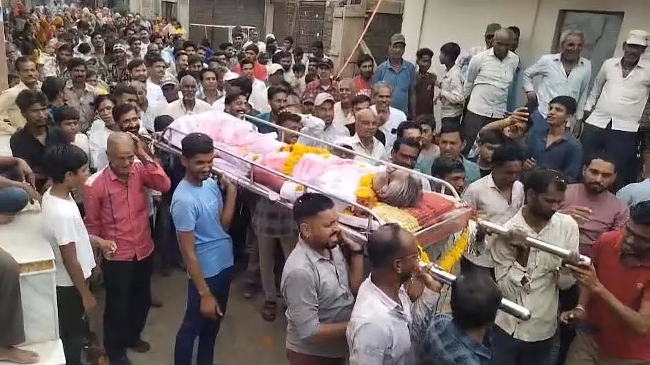 Madhya Pradesh: धार में वर्षा के लिए ग्रामीणों ने निकाली अनोखी शवयात्रा Madhya Pradesh: धार में वर्षा के लिए ग्रामीणों ने निकाली अनोखी शवयात्रा