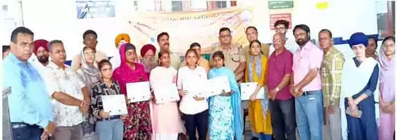 Phagwara में 52 लड़कियों को प्रमाण पत्र और सिलाई मशीनें मिलीं Phagwara में 52 लड़कियों को प्रमाण पत्र और सिलाई मशीनें मिलीं