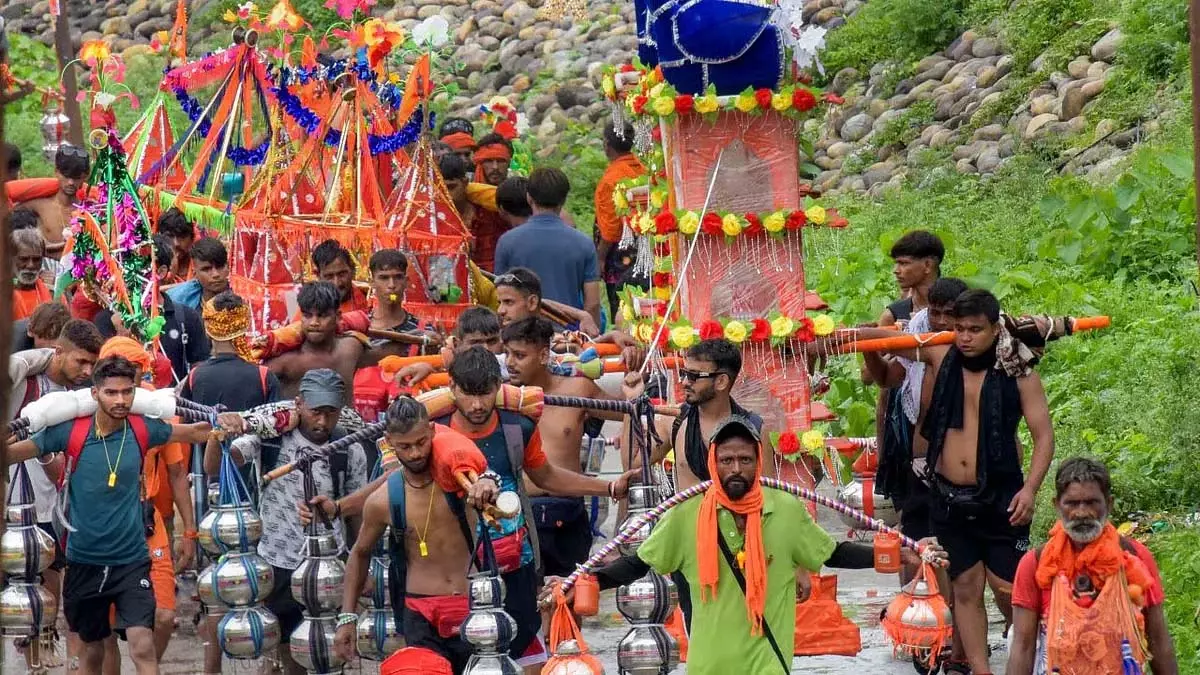 कांवड़ यात्रा 2025 उत्तर प्रदेश में राजनीतिक रणक्षेत्र में तब्दील कांवड़ यात्रा 2025 उत्तर प्रदेश में राजनीतिक रणक्षेत्र में तब्दील
