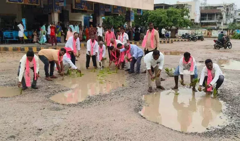 BRS मारिकल नेताओं ने अनोखे तरीके से विरोध प्रदर्शन किया BRS मारिकल नेताओं ने अनोखे तरीके से विरोध प्रदर्शन किया