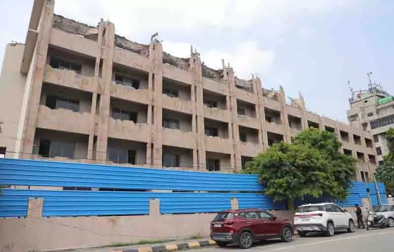 Jalandhar में होटल स्काईलार्क को ध्वस्त किया जा रहा Jalandhar में होटल स्काईलार्क को ध्वस्त किया जा रहा