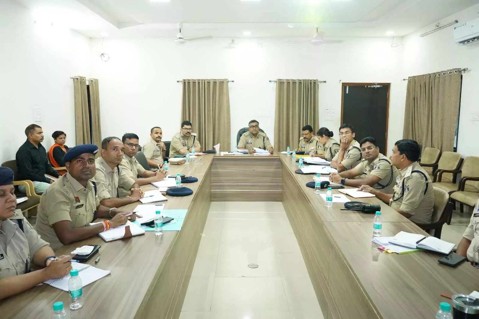 रायपुर रेंज में अपराध समीक्षा बैठक, IG अमरेश मिश्रा ने दिए सख्त निर्देश रायपुर रेंज में अपराध समीक्षा बैठक, IG अमरेश मिश्रा ने दिए सख्त निर्देश