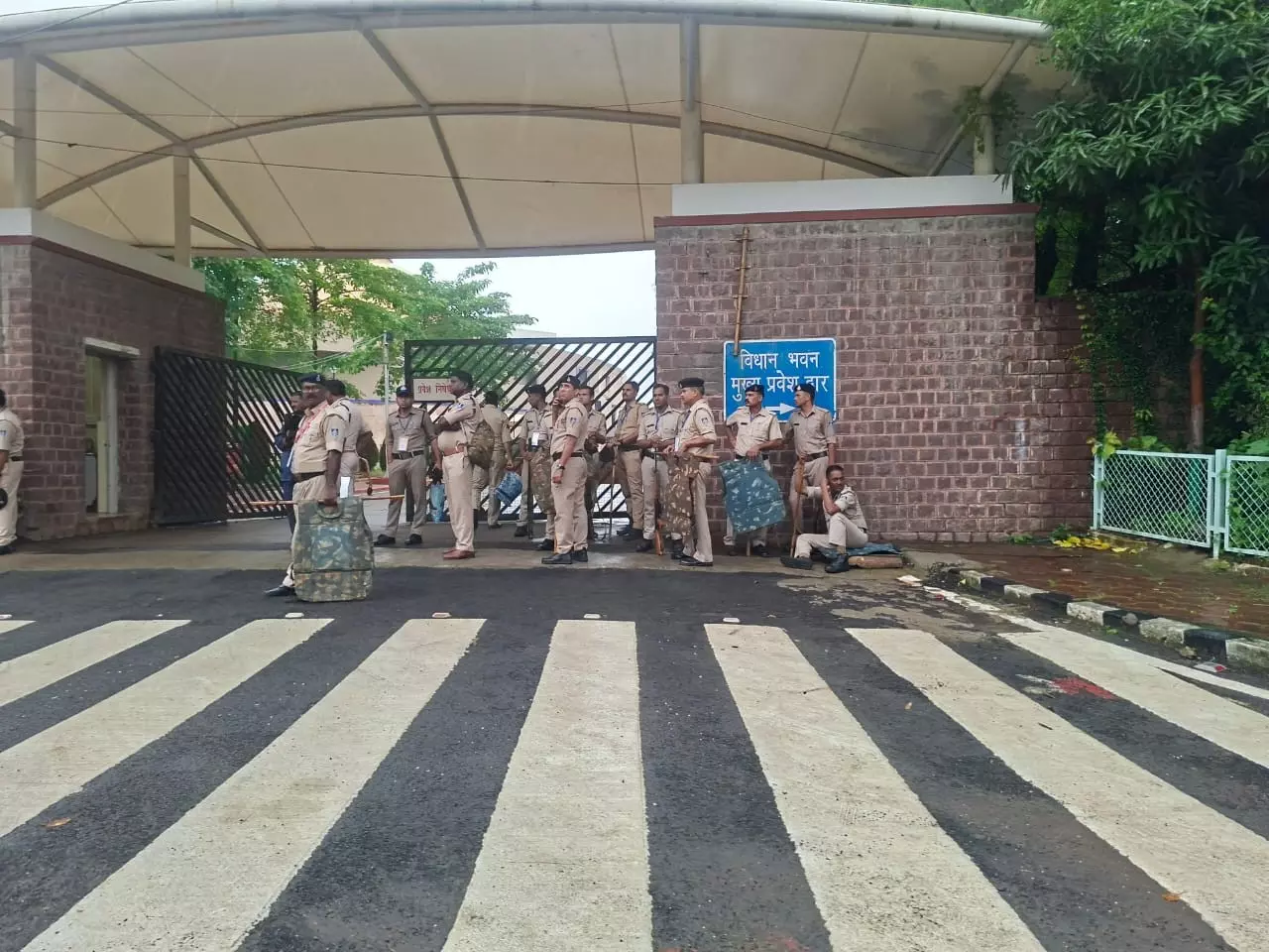 Bhopal: विधानसभा सत्र से पहले सुरक्षा व्यवस्था टाइट, VIP गाड़ियों की एंट्री बंद Bhopal: विधानसभा सत्र से पहले सुरक्षा व्यवस्था टाइट, VIP गाड़ियों की एंट्री बंद