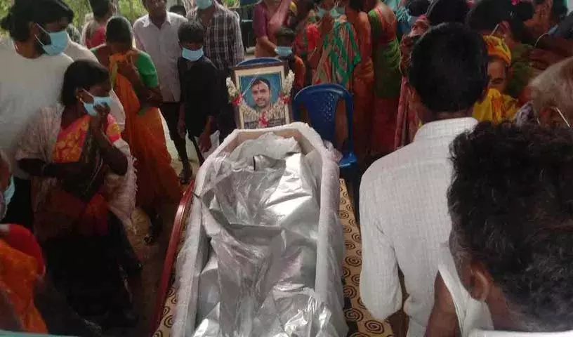 केटीआर की मदद से नवीन का शव लंदन से उनके गृहनगर पहुंचा केटीआर की मदद से नवीन का शव लंदन से उनके गृहनगर पहुंचा