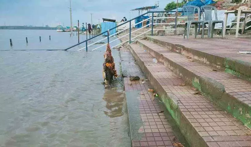 भद्राचलम में गोदावरी का जलस्तर बढ़ रहा भद्राचलम में गोदावरी का जलस्तर बढ़ रहा