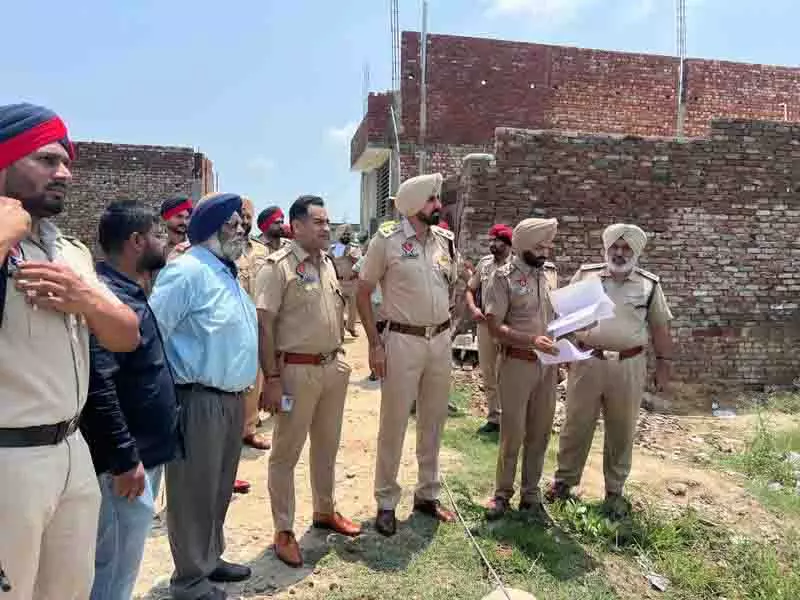 Ludhiana: कई मामलों का सामना कर रहे तस्कर का घर ढहाया गया Ludhiana: कई मामलों का सामना कर रहे तस्कर का घर ढहाया गया
