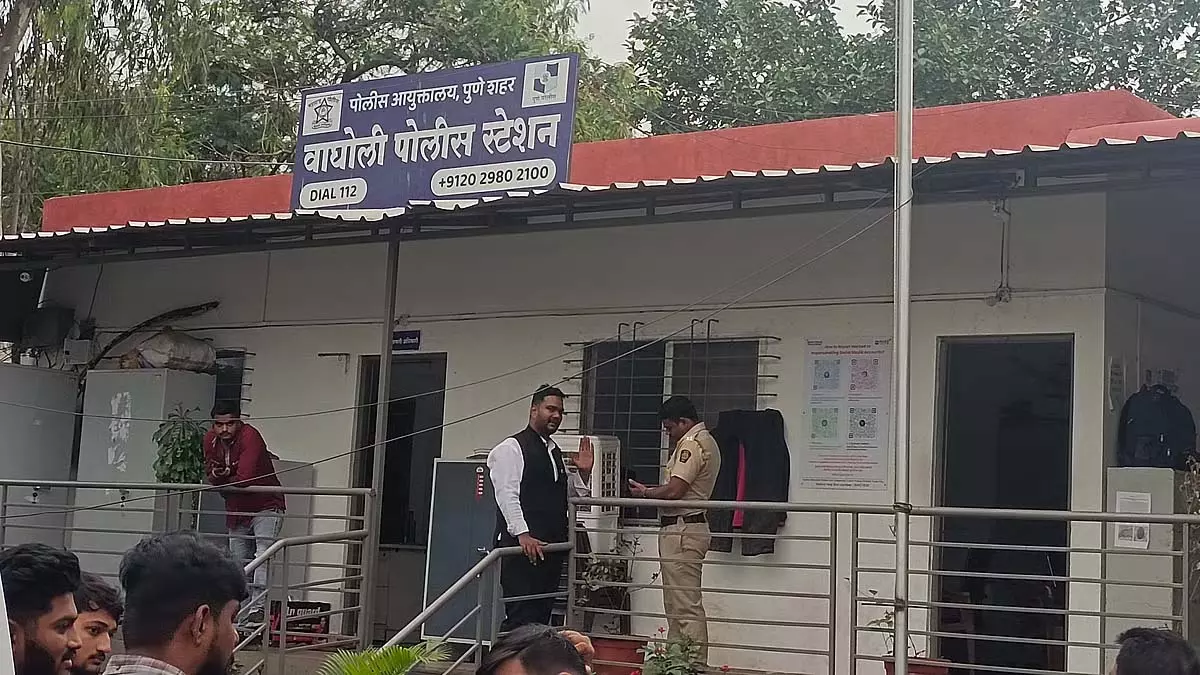 Pune: आधी रात को बस में डकैती, चोरों ने की लूटपाट और हमला Pune: आधी रात को बस में डकैती, चोरों ने की लूटपाट और हमला
