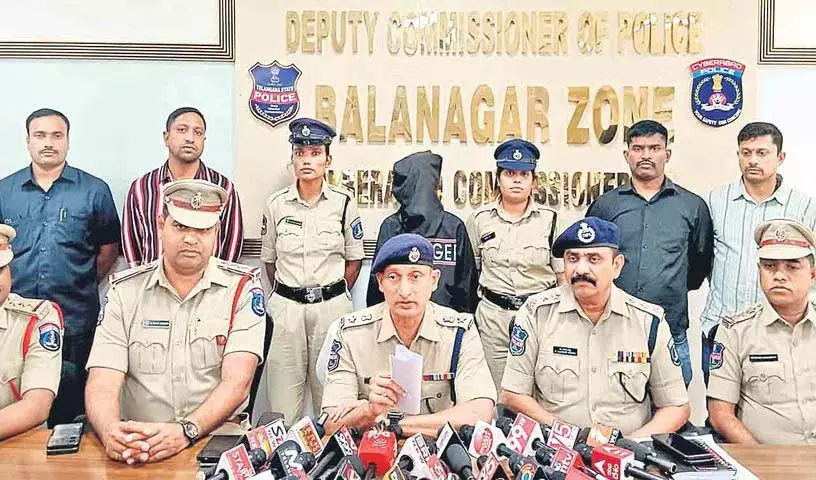 विलासिता की आदी युवती ने प्रेमी के साथ मिलकर चोरी की विलासिता की आदी युवती ने प्रेमी के साथ मिलकर चोरी की