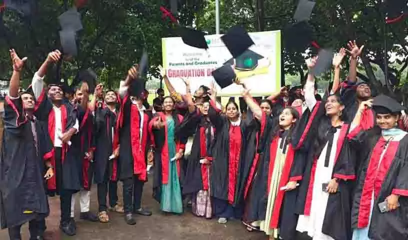 MLRIT ने 16वें स्नातक दिवस का आयोजन किया, 2,230 बी.टेक छात्रों को डिग्रियां प्रदान की गईं MLRIT ने 16वें स्नातक दिवस का आयोजन किया, 2,230 बी.टेक छात्रों को डिग्रियां प्रदान की गईं