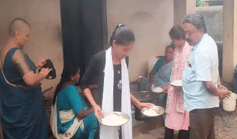 कोमाटलागुडेम हाई स्कूल में मध्याह्न भोजन का निरीक्षण कोमाटलागुडेम हाई स्कूल में मध्याह्न भोजन का निरीक्षण