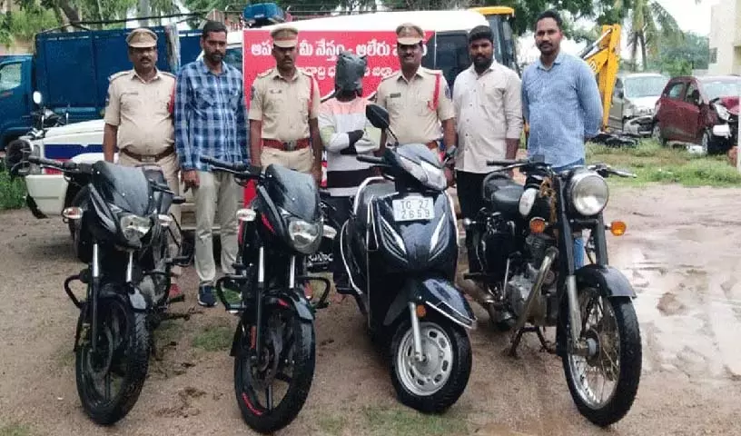 अलेरू पुलिस ने एक चोर को गिरफ्तार किया है जिसने सौ से अधिक दोपहिया वाहन चुराए अलेरू पुलिस ने एक चोर को गिरफ्तार किया है जिसने सौ से अधिक दोपहिया वाहन चुराए