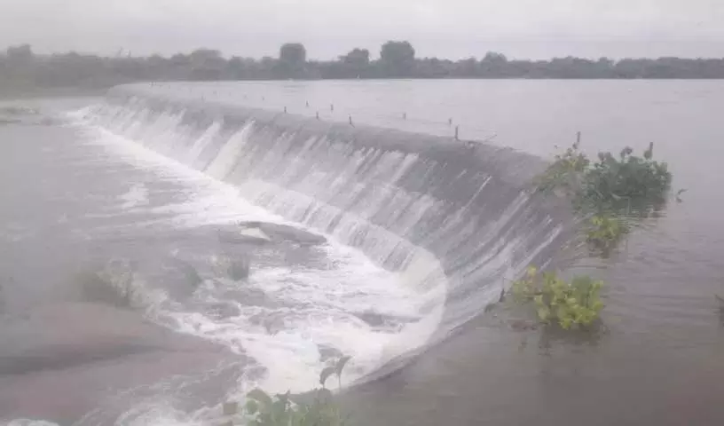 मेडक, संगारेड्डी में भारी बारिश के बाद घनपुर एनीकट ओवरफ्लो हो गया मेडक, संगारेड्डी में भारी बारिश के बाद घनपुर एनीकट ओवरफ्लो हो गया