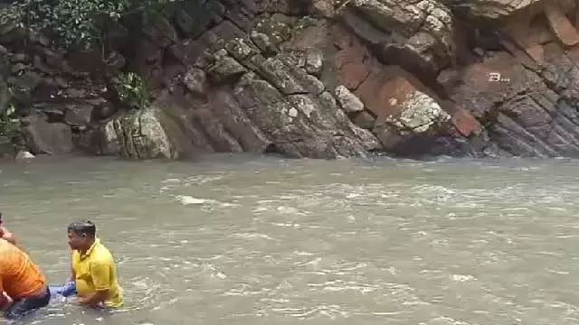 Sambalpur : विमसार के दो मेडिकल छात्र देवझरन झरने में डूबे Sambalpur : विमसार के दो मेडिकल छात्र देवझरन झरने में डूबे