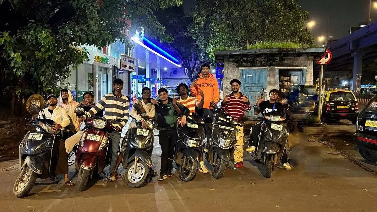 धारावी डांस ट्रूप के स्कूटरों पर खारघर में हादसा, तीन की दर्दनाक मौत धारावी डांस ट्रूप के स्कूटरों पर खारघर में हादसा, तीन की दर्दनाक मौत