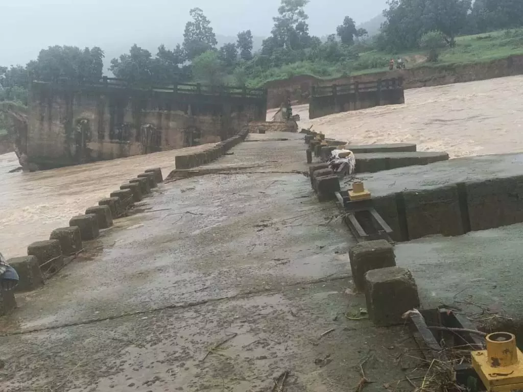 भारी बारिश से स्टॉप डेम बहा, कई गांवों का संपर्क टूटा, रास्ता बहाली में जुटा प्रशासन भारी बारिश से स्टॉप डेम बहा, कई गांवों का संपर्क टूटा, रास्ता बहाली में जुटा प्रशासन
