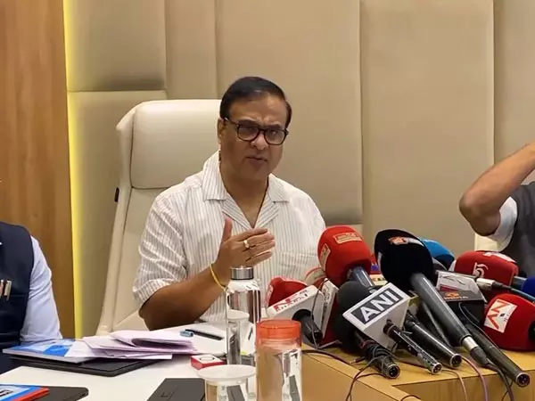 असम ने 8 अवैध बांग्लादेशी घुसपैठियों को लौटाया, CM ने दी चेतावनी असम ने 8 अवैध बांग्लादेशी घुसपैठियों को लौटाया, CM ने दी चेतावनी