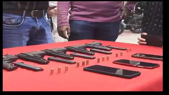 Cuttack में अवैध हथियार व्यापार रैकेट का भंडाफोड़, 6 गिरफ्तार, 5 बंदूकें जब्त Cuttack में अवैध हथियार व्यापार रैकेट का भंडाफोड़, 6 गिरफ्तार, 5 बंदूकें जब्त