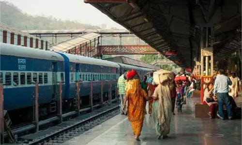 Jammu-Kashmir: रेलवे स्टेशन के वॉशरूम में मची अफरा-तफरी, नजारा देख सब रह गए दंग Jammu-Kashmir: रेलवे स्टेशन के वॉशरूम में मची अफरा-तफरी, नजारा देख सब रह गए दंग