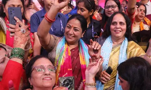 सीएम ने दिल्ली हाट में तीज महोत्सव का उद्घाटन किया