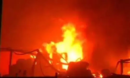 Navi Mumbai : केमिकल फैक्ट्री में लगी भीषण आग, मौके पर पहुंचीं दमकल की कई गाड़ियां Navi Mumbai : केमिकल फैक्ट्री में लगी भीषण आग, मौके पर पहुंचीं दमकल की कई गाड़ियां