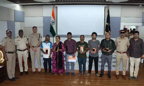 Mumbai : जोन 8 पुलिस ने ₹1.54 करोड़ की चोरी की संपत्ति मालिकों को लौटाई Mumbai : जोन 8 पुलिस ने ₹1.54 करोड़ की चोरी की संपत्ति मालिकों को लौटाई