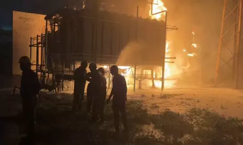 बिजली घर में भीषण आग, 9 फायर टेंडरों ने पाया काबू बिजली घर में भीषण आग, 9 फायर टेंडरों ने पाया काबू