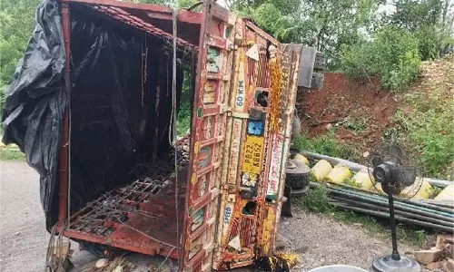 Himachal Pradesh:श्रद्धालुओं को ले जा रहा ट्रक पलटा, एक की मौत