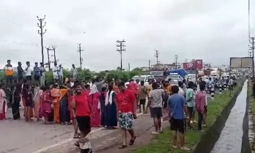 Raipur Breaking : हाईवे में प्रोफेसर कॉलोनी के लोगों ने किया चक्काजाम Raipur Breaking : हाईवे में प्रोफेसर कॉलोनी के लोगों ने किया चक्काजाम