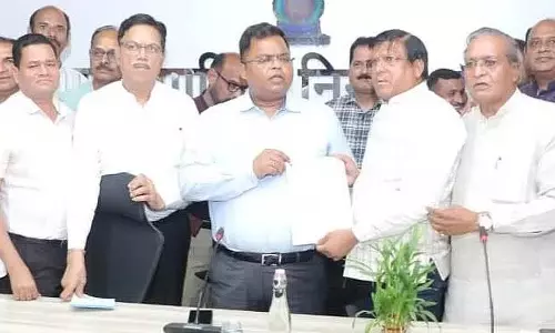 Indore : उद्योगपतियों ने कमिश्नर से आईएमसी कर्मचारियों की शिकायत की