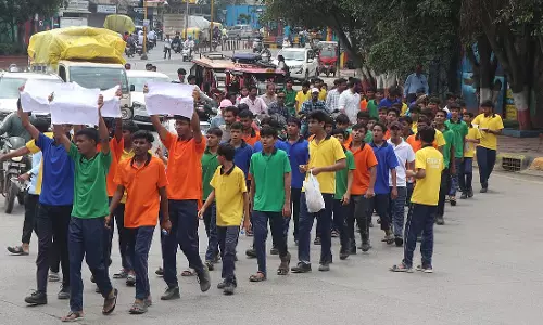 MP : इंदौर में एकलव्य स्कूल के 70 छात्रों ने प्रिंसिपल के खिलाफ किया प्रदर्शन
