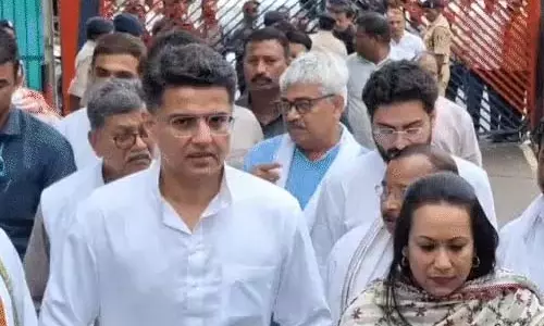 जेल में बंद चैतन्य बघेल से मिलने पहुंचे सचिन पायलट