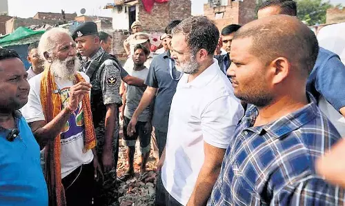 राहुल ने झुग्गी-झोपड़ियों के ध्वस्तीकरण स्थलों का दौरा, विस्थापितों के लिए कानूनी लड़ाई का संकल्प लिया