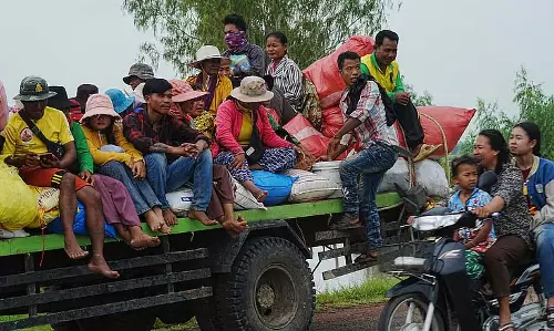 थाईलैंड और कंबोडिया में संघर्ष के कारण हजारों लोग अपने घरों से भाग गए