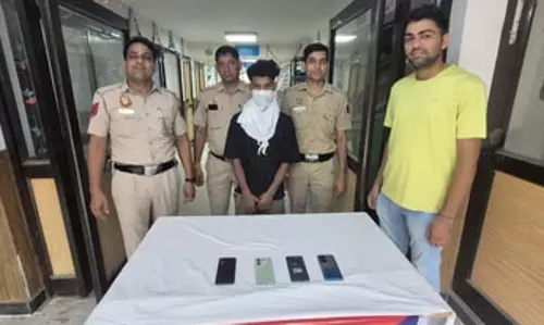 मोबाइल चोर गिरफ्तार, 4 फोन बरामद मोबाइल चोर गिरफ्तार, 4 फोन बरामद