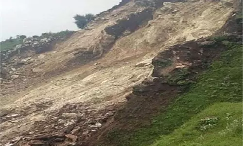Himachal: सैंज में पहाड़ दरका, लोग घर छोड़कर भागे Himachal: सैंज में पहाड़ दरका, लोग घर छोड़कर भागे