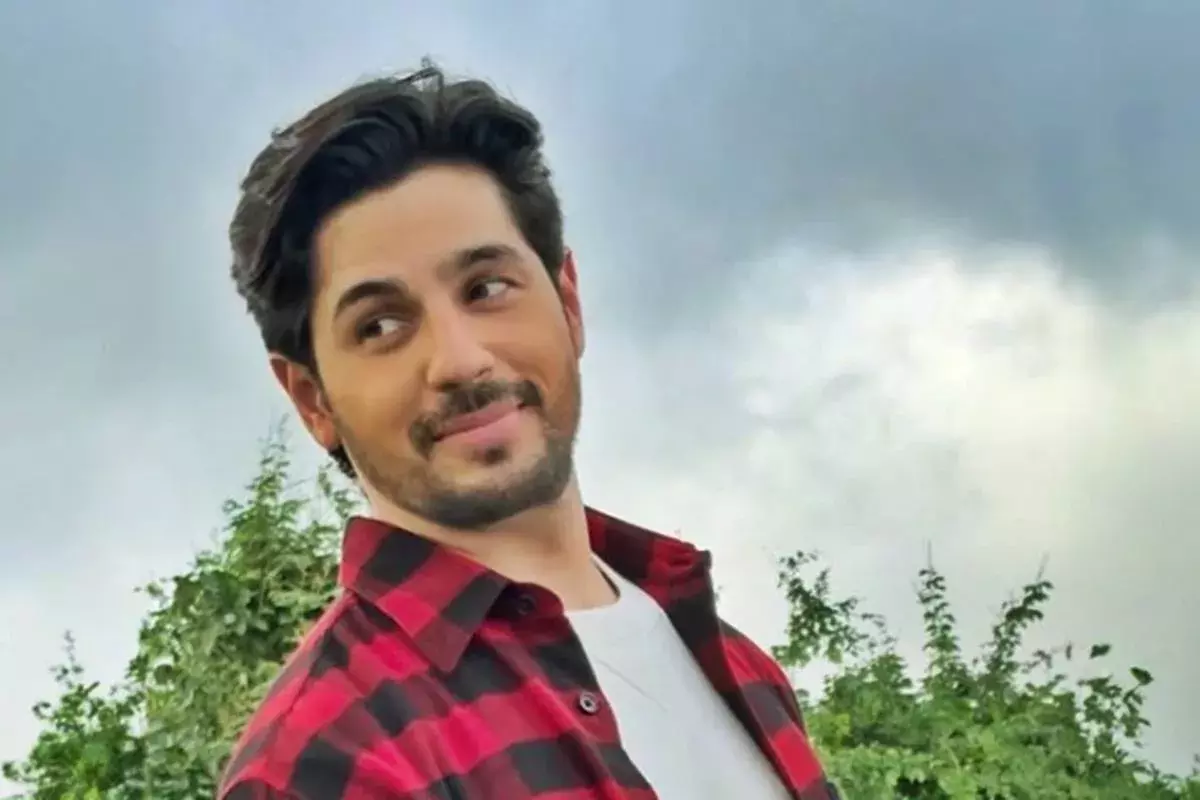 Sidharth Malhotra ने कारगिल के वीरों को श्रद्धांजलि दी, विक्रम बत्रा को याद किया