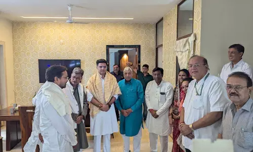 चैतन्य से मिलने के बाद सत्यनारायण शर्मा से सचिन ने की भेंट चैतन्य से मिलने के बाद सत्यनारायण शर्मा से सचिन ने की भेंट