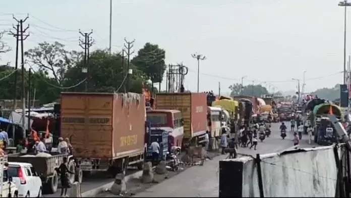 Farrukhabad: जाम से जूझा पांचाल घाट पुल, राहगीरों की मुश्किलें बढ़ीं Farrukhabad: जाम से जूझा पांचाल घाट पुल, राहगीरों की मुश्किलें बढ़ीं